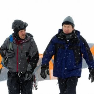 Christian Kane e Timothy Hutton nell'episodio 'The Long Way Down Job' di Leverage (stagione 4)