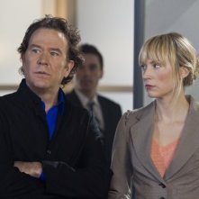 Timothy Hutton e Beth Riesgraf nell'episodio 'The Hot Potato Job' di Leverage