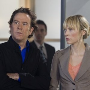 Timothy Hutton e Beth Riesgraf nell'episodio 'The Hot Potato Job' di Leverage