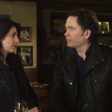 Timothy Hutton e Gina Bellman nell'episodio 'The 15 Minutes Job' di Leverage