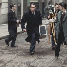 Ben Whishaw e Dominic West nell'episodio 'Pilot' di The Hour