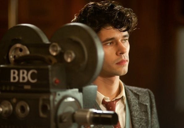 Ben Whishaw in una scena di The Hour