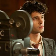 Ben Whishaw nell'episodio 'Pilot' di The Hour
