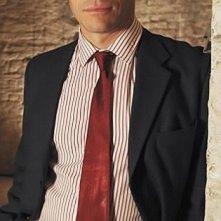 Una foto promozionale di Dominic West per la serie The Hour