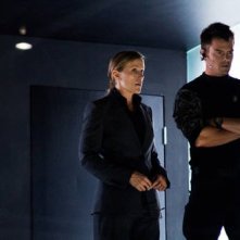 Frances McDormand e Josh Duhamel in azione in Transformers: The Dark of the Moon