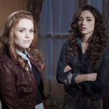 Holland Roden e Crystal Reed nell'episodio 'Pack Mentality' di Teen Wolf