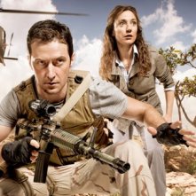 Jodhi May e Richard Armitage in una immagine promo di Strike Back