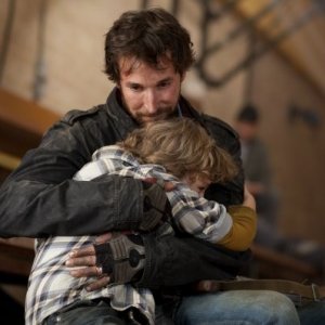 Maxim Knight e Noah Wyle in una scena dell'episodio Prisoner of War della serie Falling Skies
