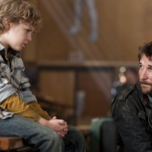 Il piccolo Maxim Knight e Noah Wyle nell'episodio Prisoner of War della serie Falling Skies