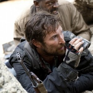 Noah Wyle e Martin Roach nell'episodio Prisoner of War della serie Falling Skies