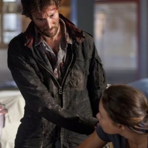 Noah Wyle e Moon Bloodgood in una scena dell'episodio Prisoner of War della serie Falling Skies