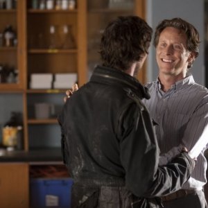 Noah Wyle e Steven Weber nell'episodio Prisoner of War della serie Falling Skies