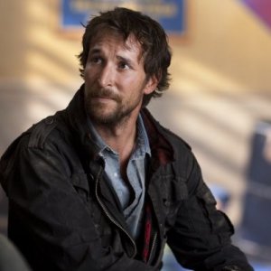 Noah Wyle in una scena dell'episodio Prisoner of War della serie Falling Skies
