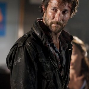 Noah Wyle in una scena di Prisoner of War, episodio della serie Falling Skies