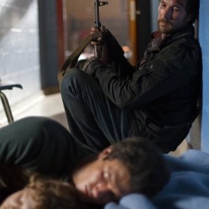 Noah Wyle in una scena tratta dall'episodio Prisoner of War della serie Falling Skies