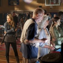 Sarah Carter, Bruce Gray, Seychelle Gabriel e Martin Roach nell'episodio Prisoner of War della serie Falling Skies