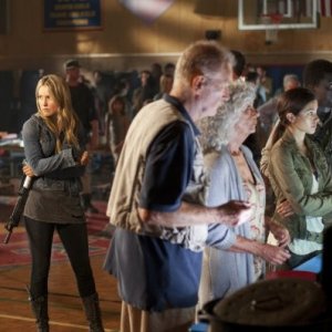 Sarah Carter, Bruce Gray, Seychelle Gabriel e Martin Roach nell'episodio Prisoner of War della serie Falling Skies