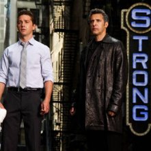 Shia LaBeouf in azione in Transformers: The Dark of the Moon con John Turturro