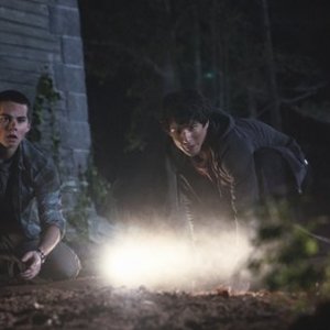 Una foto Tyler Posey e Dylan O'Brien nell'episodio 'Second Chance at First Line' di Teen Wolf