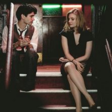 Un'immagine di Romola Garai e Ben Whishaw nell'episodio 'Pilot' di The Hour