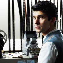 Una Foto Di Ben Whishaw Nell Episodio Pilot Di The Hour 207626
