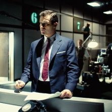 Una foto di Dominic West e Ben Whishaw nell'episodio 'Pilot' di The Hour