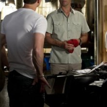 Una foto di Seth Peterson e Jeffrey Donovan nell'episodio 'Mind Games' di Burn Notice