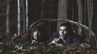 Una scena con Tyler Posey e Dylan O'Brien nell'episodio 'Wolf Moon' di Teen Wolf