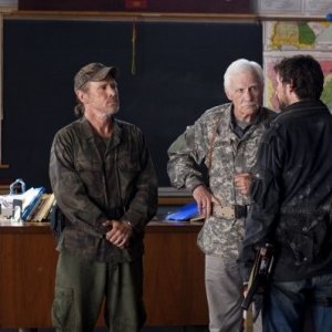 Will Patton, Dale Dye e Noah Wyle nell'episodio Prisoner of War della serie Falling Skies
