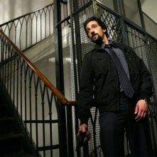 Adrien Brody, nei panni di un poliziotto nel film Giallo