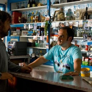 Emir Kusturica con François-Xavier Demaison in una scena del film Nicostratos the Pelican