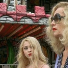 Isabelle Huppert e Anamaria Vartolomei in una sequenza di My Little Princess