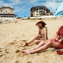 Maria de Medeiros con François Damiens nel film Ni à vendre ni à louer