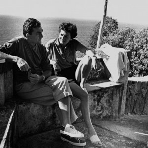 Luchino Visconti e Suso Cecchi D'Amico ad Ischia, nella residenza La Colombaia