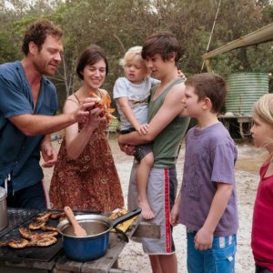 Morgana Davies in una scena del film The Tree con Charlotte Gainsbourg