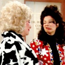 Renée Taylor (di spalle) e Fran Drescher nel divertente serial La Tata