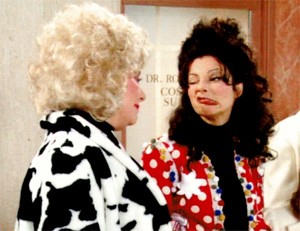 Renée Taylor (di spalle) e Fran Drescher nel divertente serial La Tata