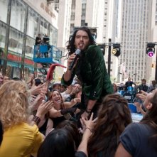 Russell Brand conteso dalle fan nella commedia Get Him to the Greek