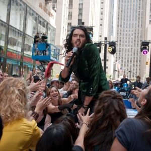 Russell Brand conteso dalle fan nella commedia Get Him to the Greek