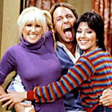 Una scena della sitcom Tre cuori in affitto con John Ritter, Joyce DeWitt e Suzanne Somers