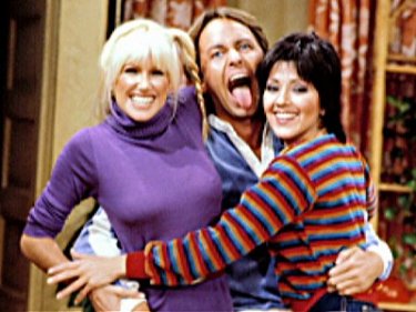 Una scena della sitcom Tre cuori in affitto con John Ritter, Joyce DeWitt e Suzanne Somers