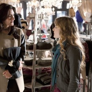 Alicia Coppola e Skyler Samuels nell'episodio 'Green Star' di The Nine Lives of Chloe King
