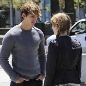Benjamin Stone e Skyler Samuels nell'episodio 'Green Star' di The Nine Lives of Chloe King