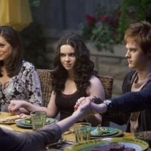 Constance Marie, Vanessa Marano e Lucas Grabeel nell'episodio 'American Gothic' di Switched at Birth