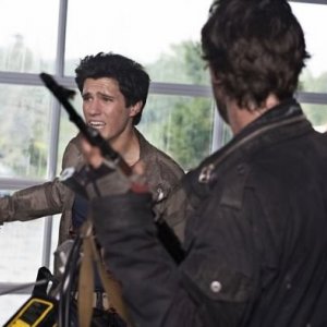 Drew Roy e Noah Wyle (di spalle) nell'episodio Grace della serie Falling Skies