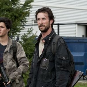 Drew Roy, Noah Wyle e Peter Shinkoda nell'episodio Grace della serie Falling Skies