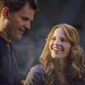 Katie Leclerc e D.W. Moffett nell'episodio 'American Gothic' di Switched at Birth