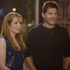 Lea Thompson e D.W. Moffett nell'episodio 'American Gothic' di Switched at Birth