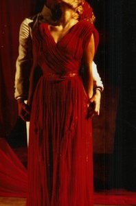 MARIO CEI (Oreste) e OTTAVIA PICCOLO (Elettra) in scena a teatro