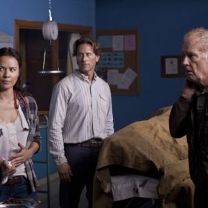 Moon Bloodgood e Steven Weber in una scena dell'episodio Grace della serie Falling Skies
